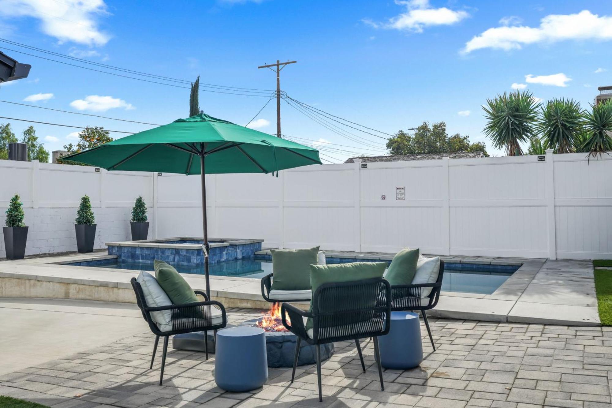 Angeles, Ca Near Malibu - Pool